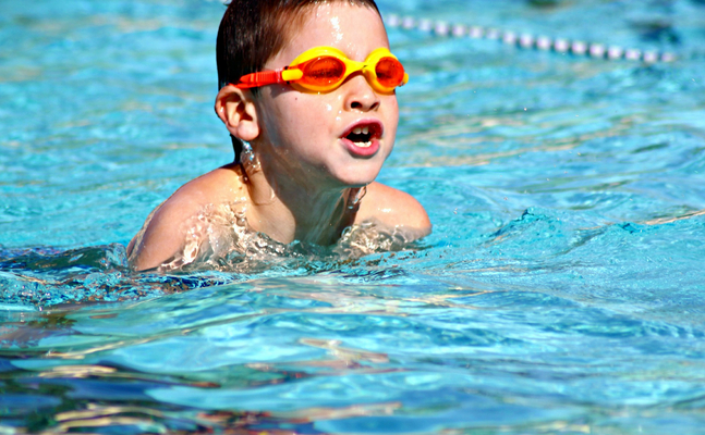 Bild zeigt ein Kind im Schwimmbad