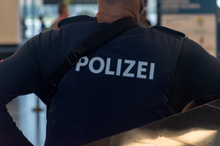Bild zeigt einen Polizisten von hinten