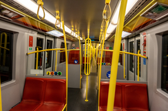 Bild zeigt rote Sitze und gelbe Anhaltegriffe in einer Wiener U-Bahn