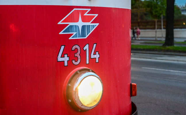 Bild zeigt eine Straßenbahn von vorne