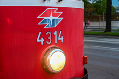Bild zeigt eine Straßenbahn von vorne
